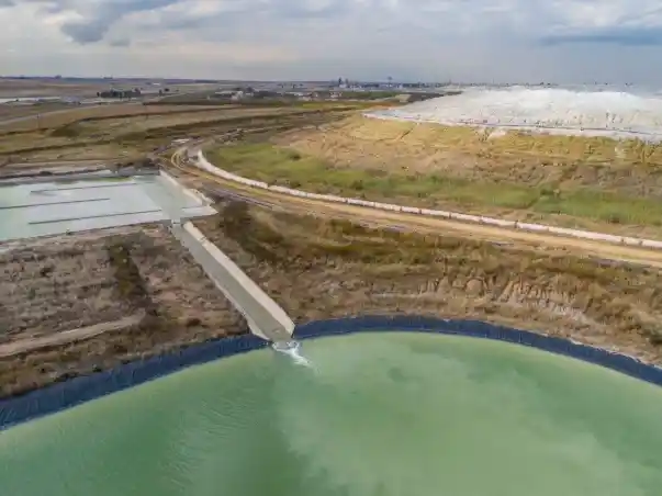 Saluran drainase reklamasi tambang untuk mengendalikan aliran air dan mencegah erosi tanah