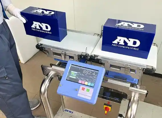 Check weigher otomatis untuk pengendalian berat produk di lini produksi