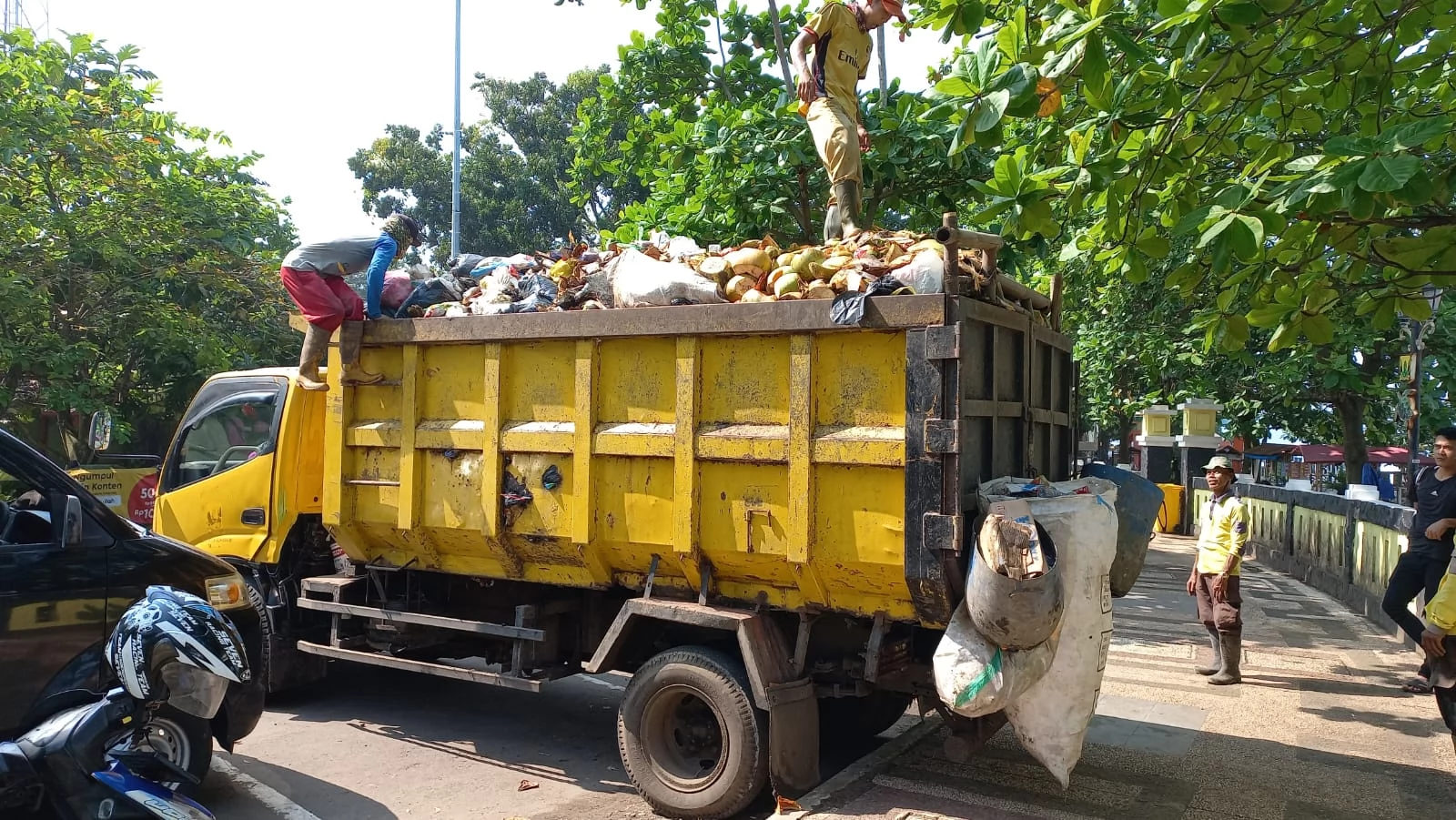 cara mengangkut sampah rumah tangga