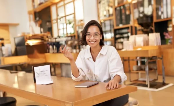 Cara memulai bisnis dari rumah bagi pemula dengan menyiapkan produk dan mengatur kegiatan usaha.