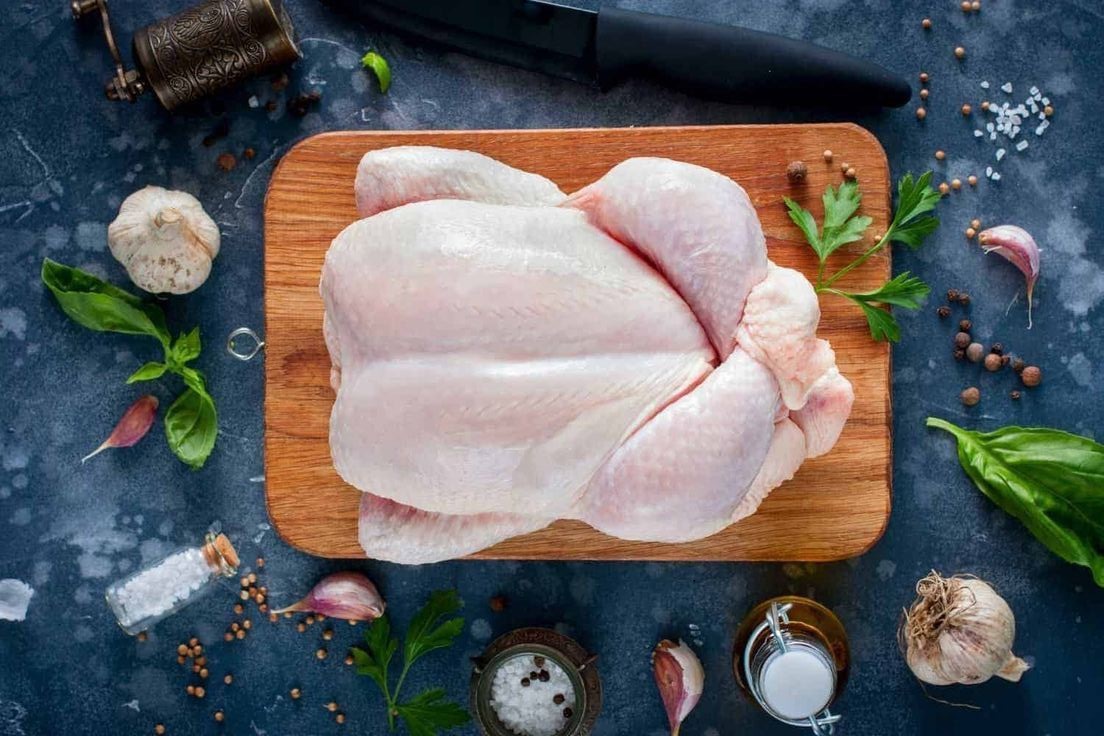 perontokan bulu ayam setelah disembelih